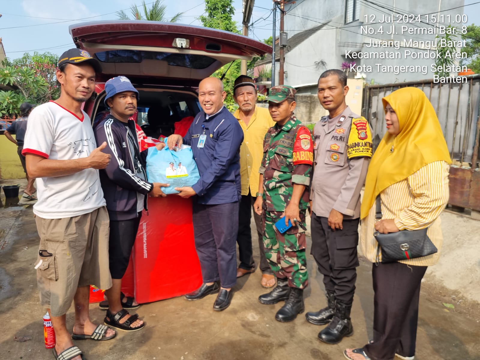 PENYERAHAN BANTUAN KEPADA KORBAN KEBARAKAN DI JURANG MANGU BARAT PONDOK AREN